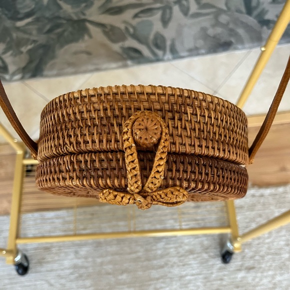 Very gently used rattan circle purse with long strap - Picture 3 of 4